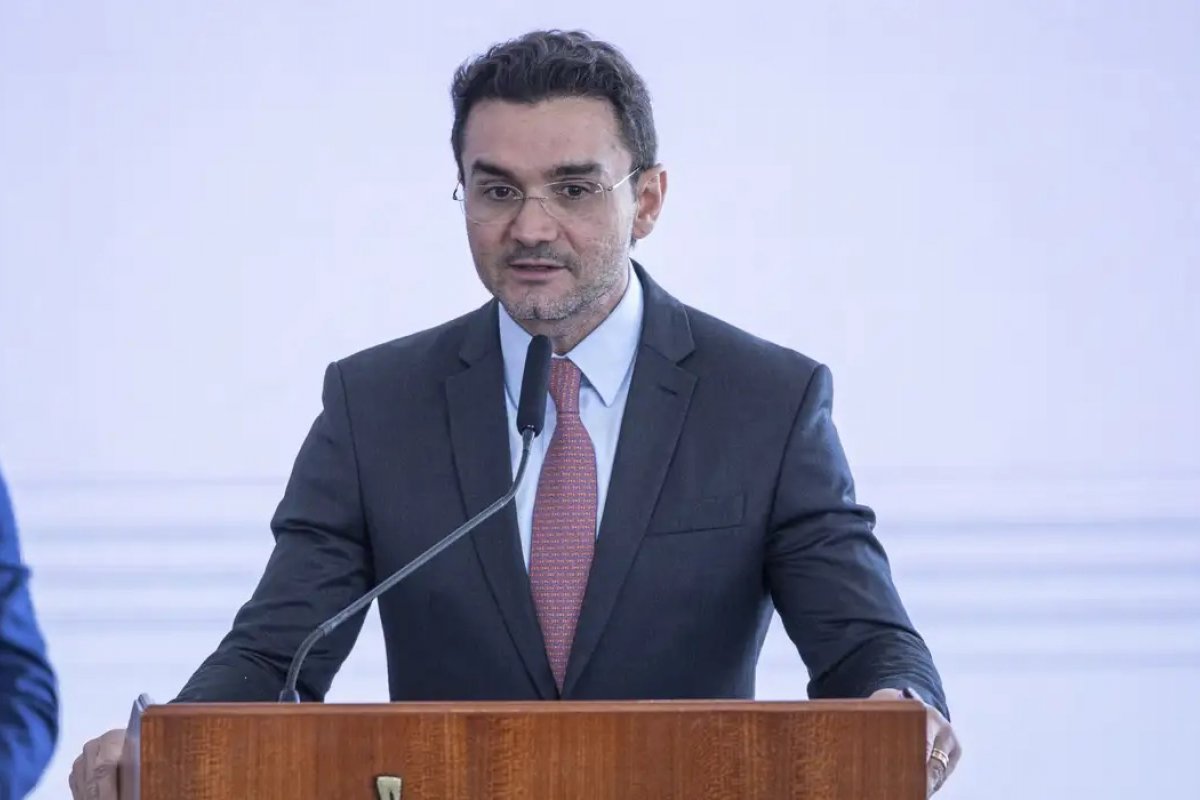 Sabino antecipa volta a Brasília em meio a processo de expulsão do União Brasil