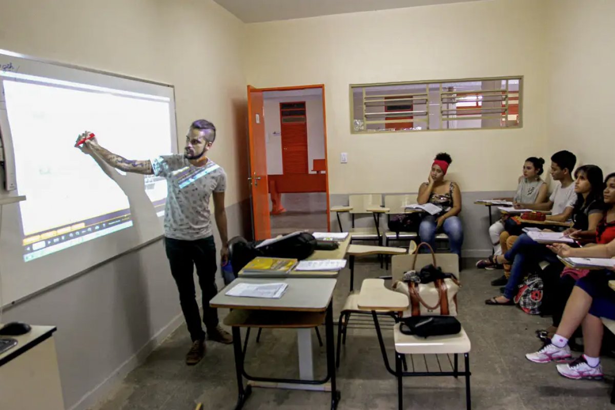 Só 14% dos professores do Brasil dizem se sentir valorizados pela sociedade