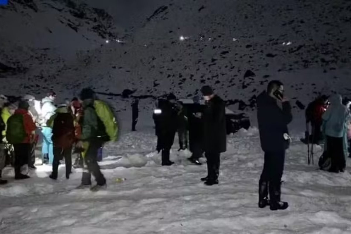 Alpinistas ficam presos no Everest em meio a nevasca e correm risco de hipotermia