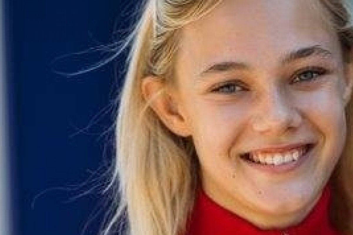 Alba Larsen Leva estilo às pistas usando Tommy Jeans no GP de Singapura!