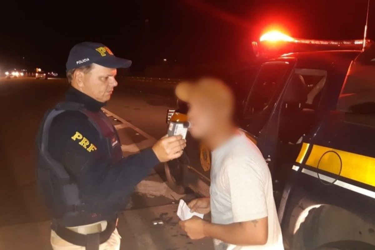 Homem alcoolizado é flagrado dirigindo na BR-324
