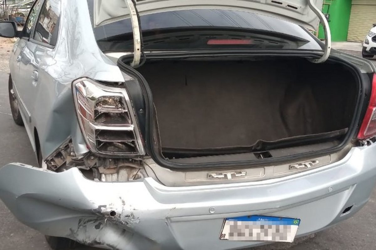 Acidente entre carro e moto deixa uma pessoa ferida na Avenida Jorge Amado