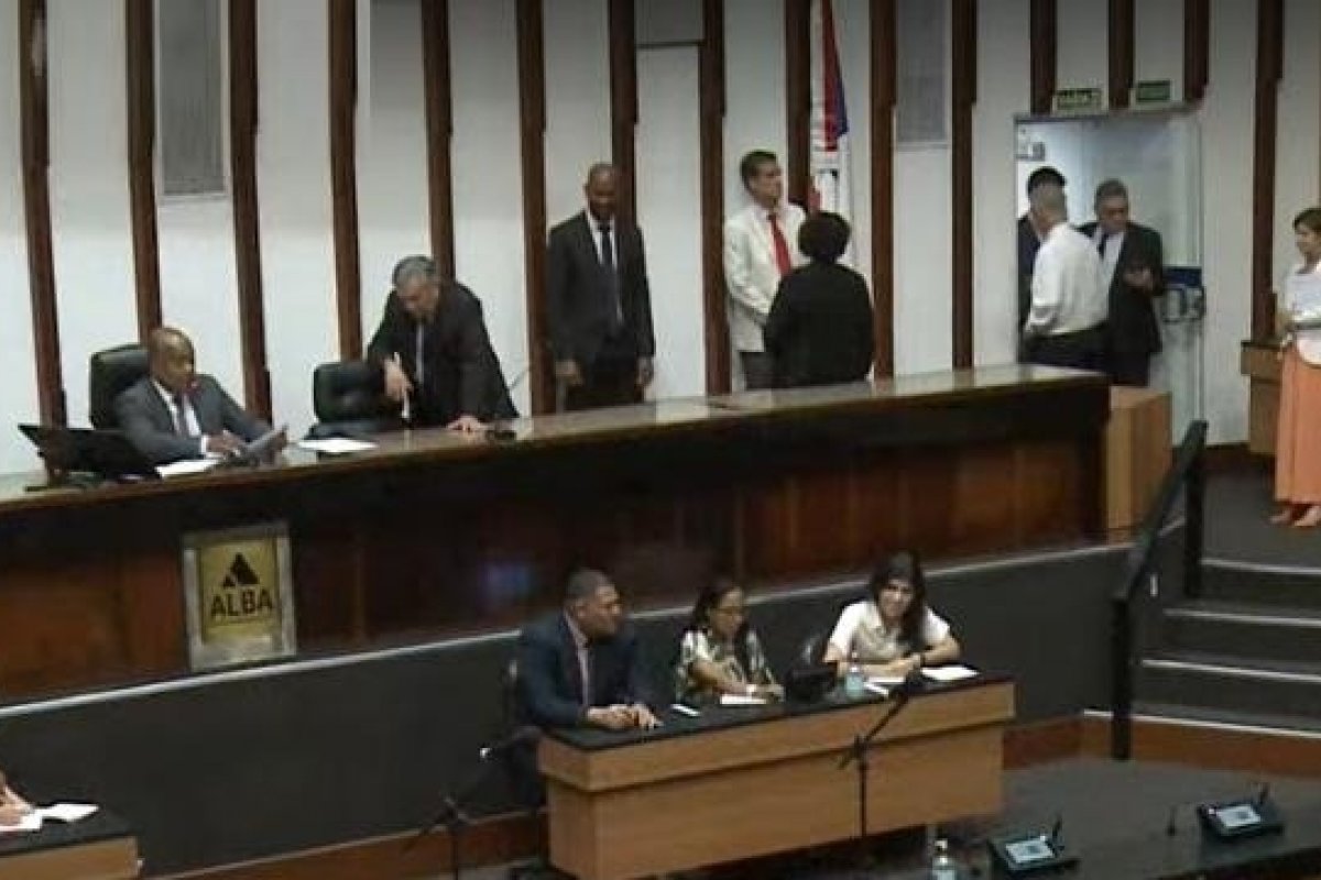 Após receber notificação de prisão de Binho Galinha, sessão na Alba cai por falta de quórum