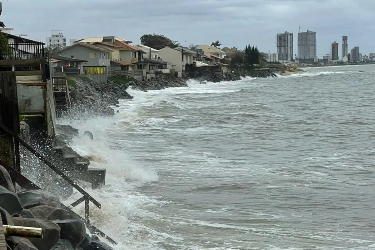 Município de Santa Catarina decreta estado de emergência após danos sofridos por ressacas marítimas