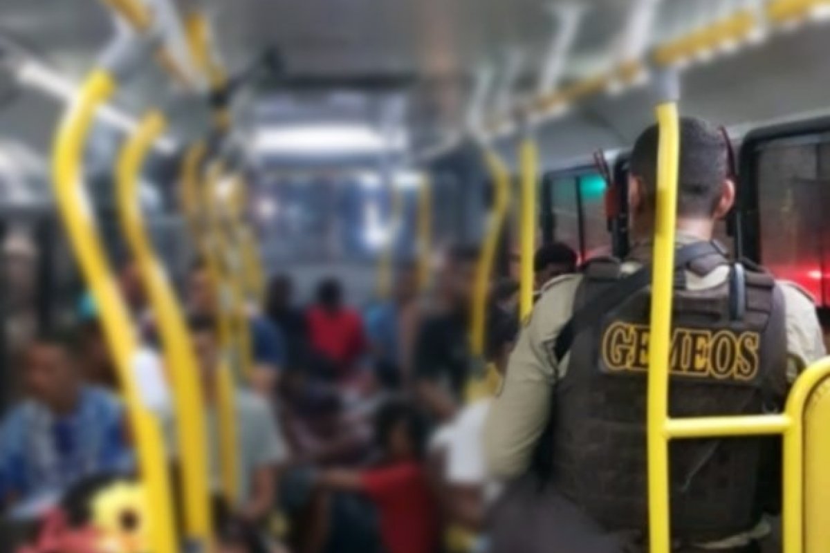 Mais de cinquenta pessoas são detidas após vandalizar ônibus em Salvador