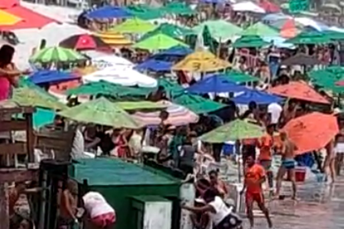 Onda arrasta banhistas e derruba barraca no Arraial do Cabo, no Rio