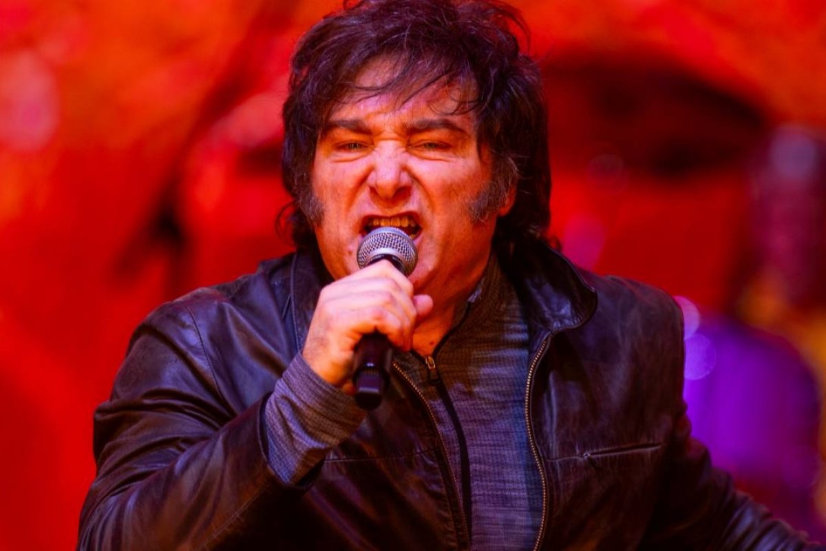 Vídeo: show de rock de Milei em meio a crise é criticado até por aliados