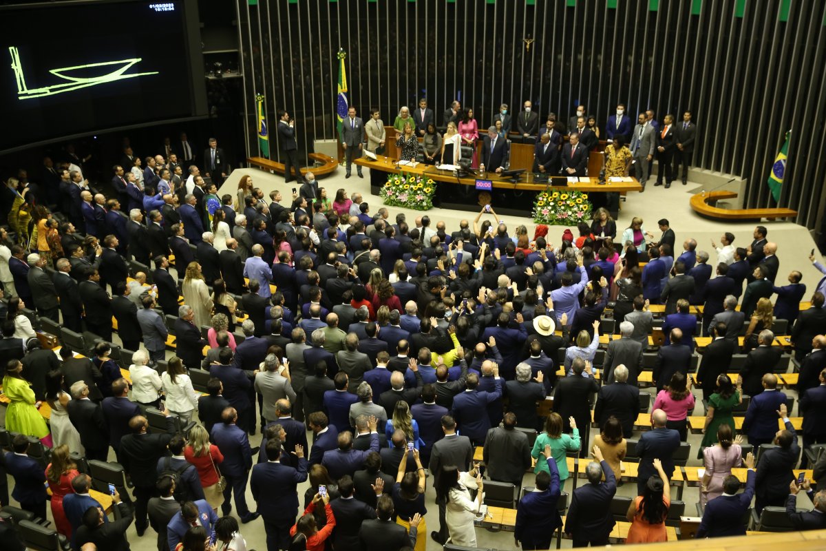 Câmara aprova pauta-bomba para efetivar agentes de saúde com impacto bilionário para cofres públicos
