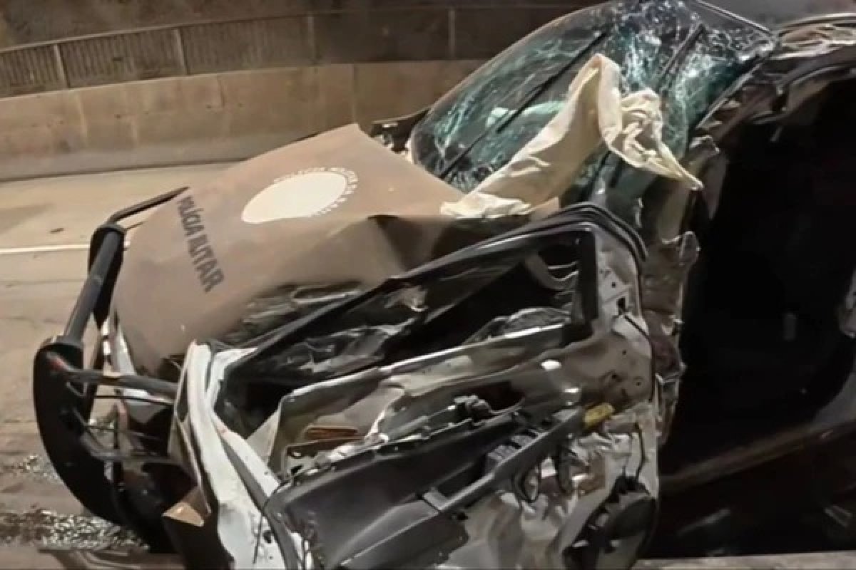 Viatura da PM bate e deixa policial preso às ferragens em Salvador