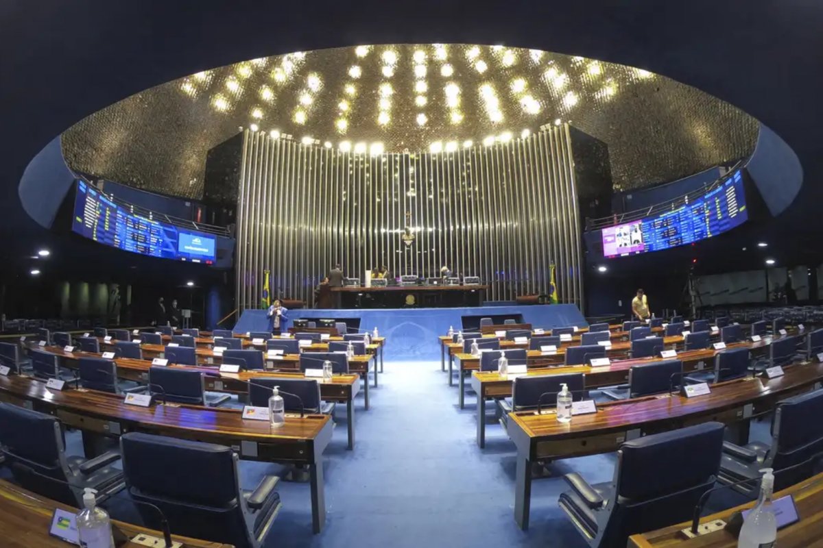 CCJ inicia discussão de proposta que propõe o fim da escala 6x1