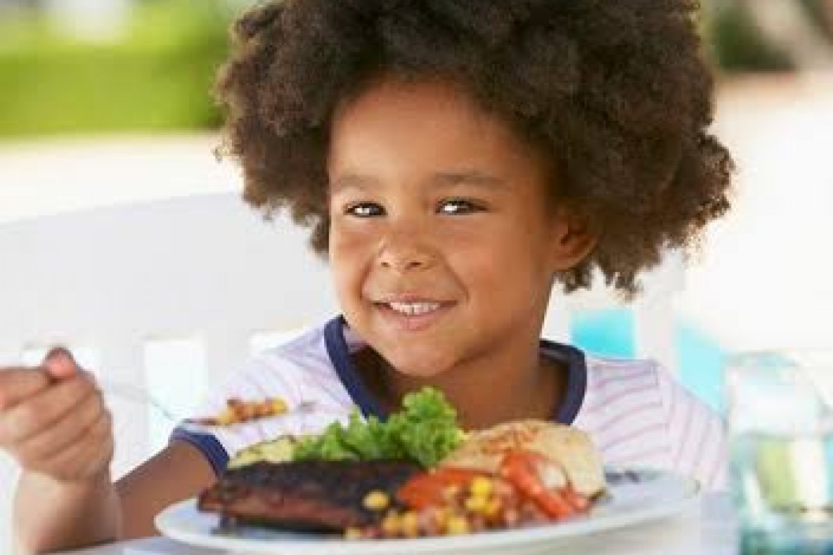 Alimentação na infância: saiba como incentivar e atrair os pequenos durante a refeição!