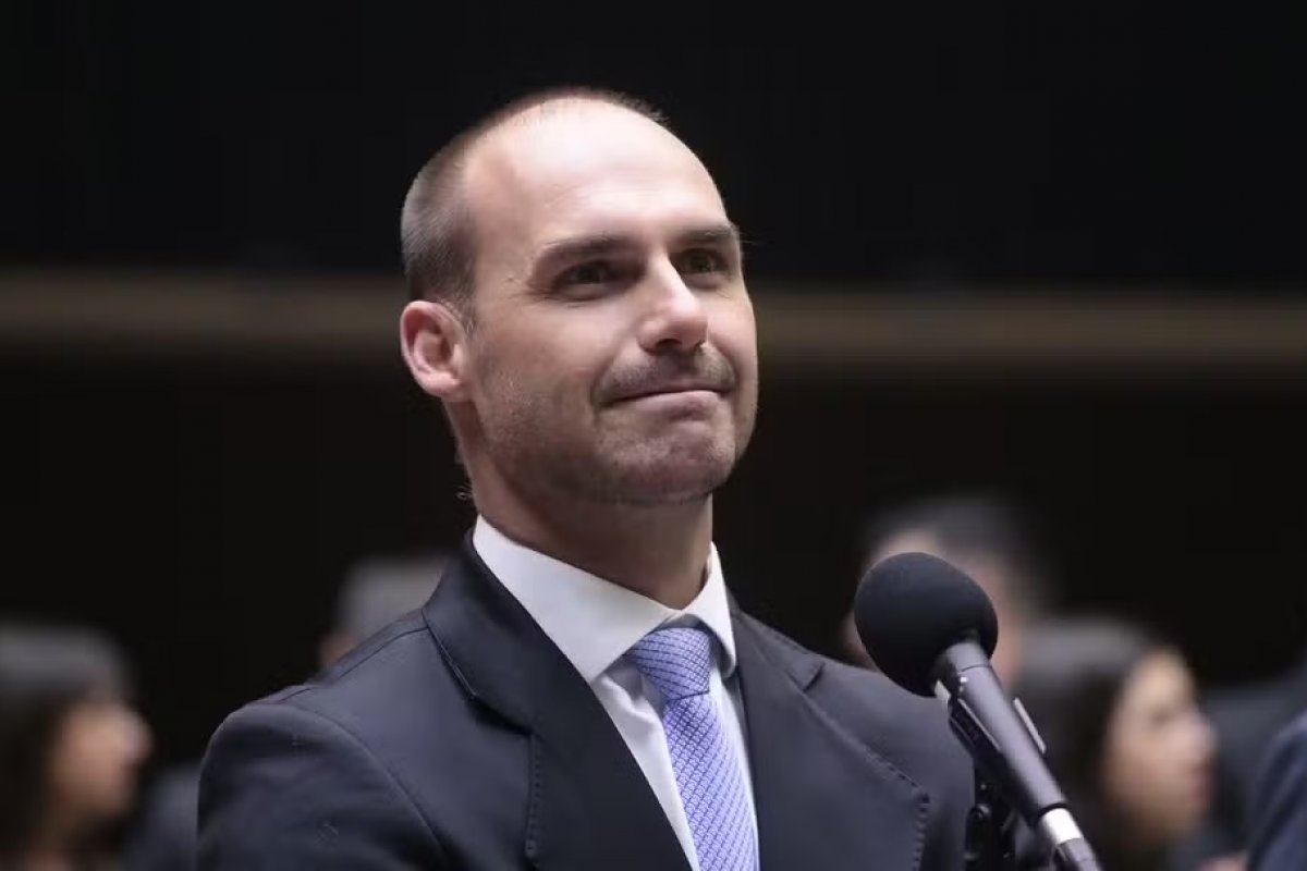 Relator vota para arquivar processo que pede cassação de Eduardo Bolsonaro por atuar nos EUA