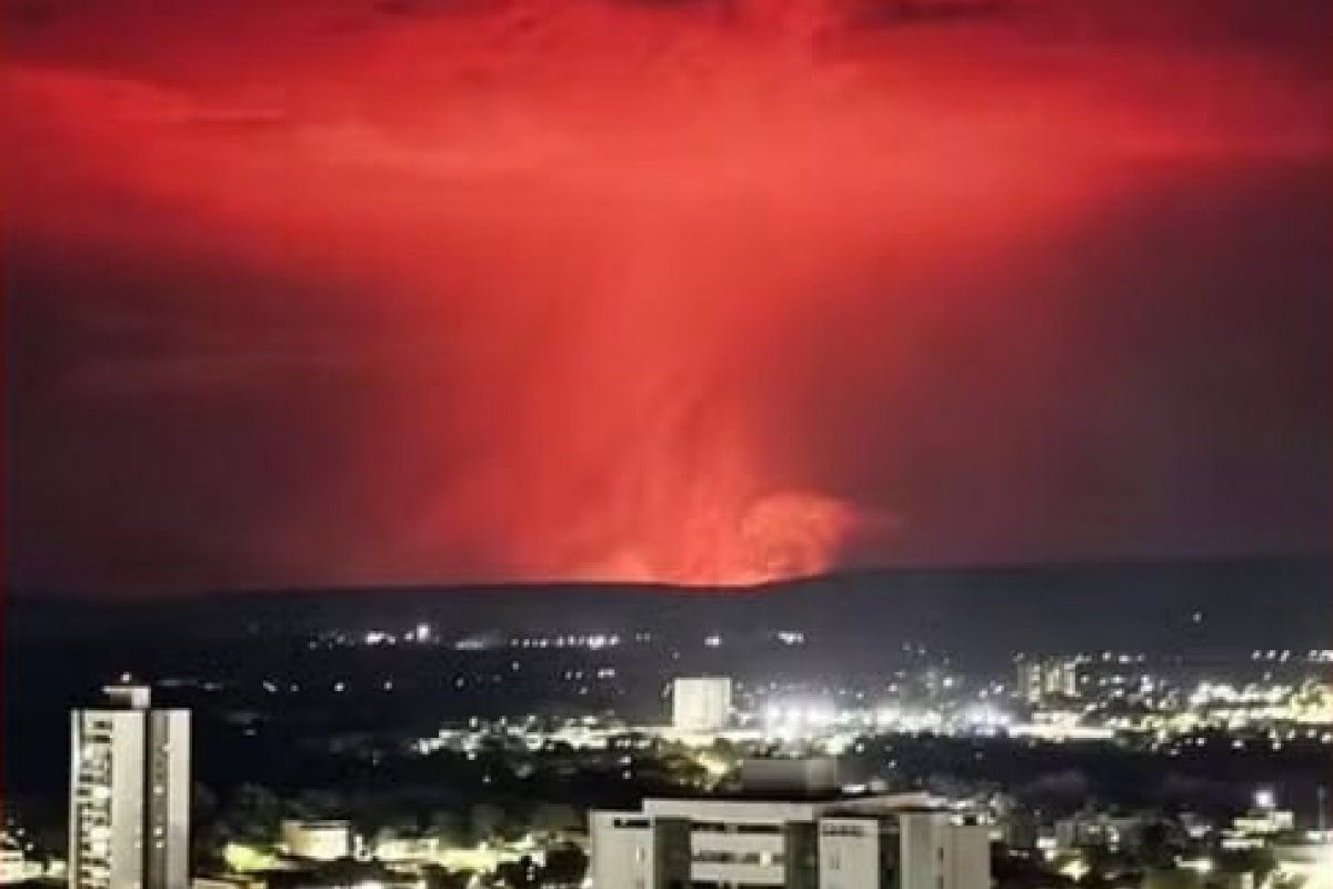 Nuvem laranja com formato de "explosão surpreende moradores em cidade baiana