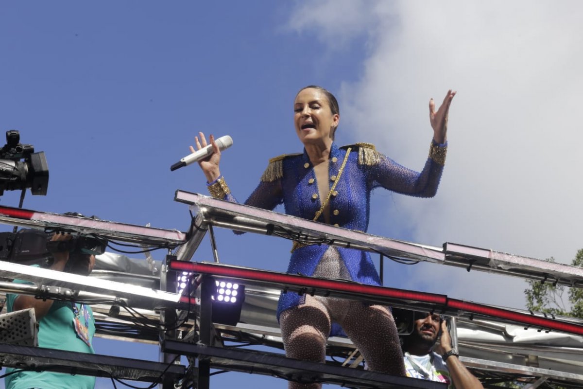 Cláudia Leitte e manifestantes abrem quinto dia de Carnaval