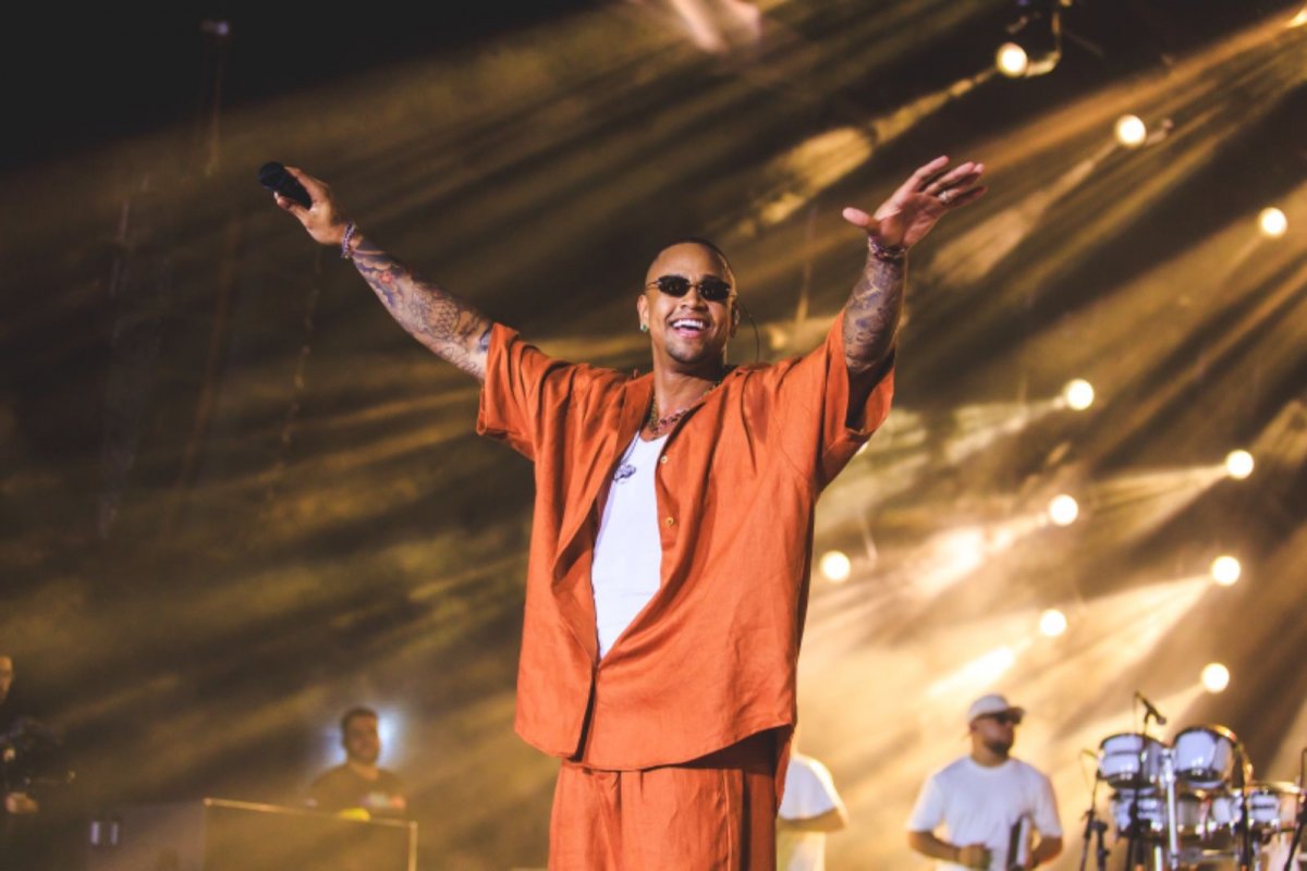 Léo Santana celebra 20 anos de carreira com show aberto ao público em Salvador 