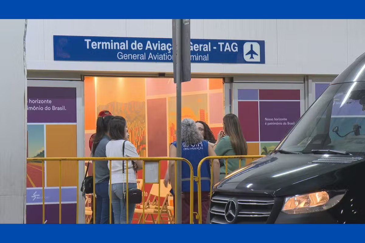 Brasileiros deportados dos EUA viajam quase duas horas algemados após confusão durante o trajeto