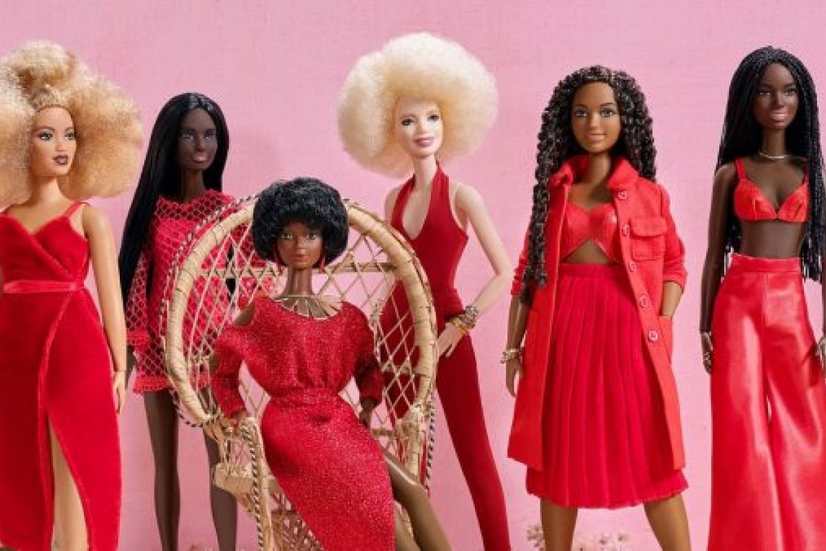 Para celebrar o mês da “História Negra”, Barbie faz parceria com stylist famosa