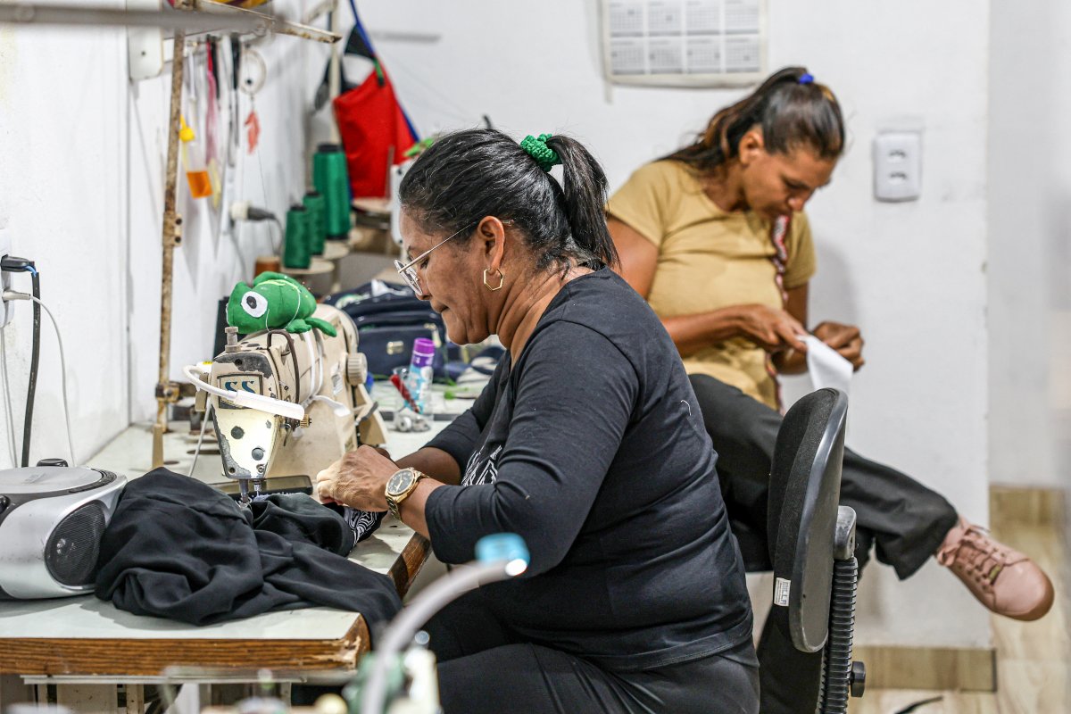 Mulheres são mais escolarizadas, mas ganham quase 20% menos do que homens no trabalho, diz Censo