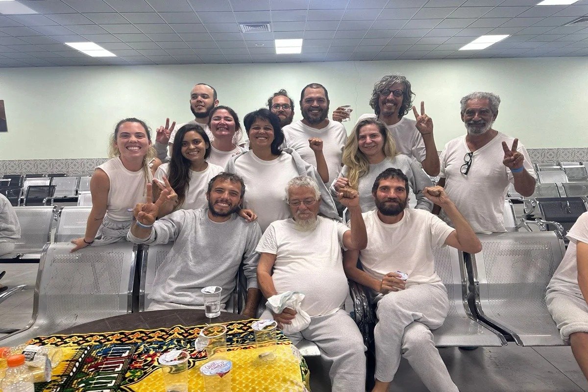Ativistas brasileiros da flotilha Global Sumud retornam ao país após prisão e deportação por Israel