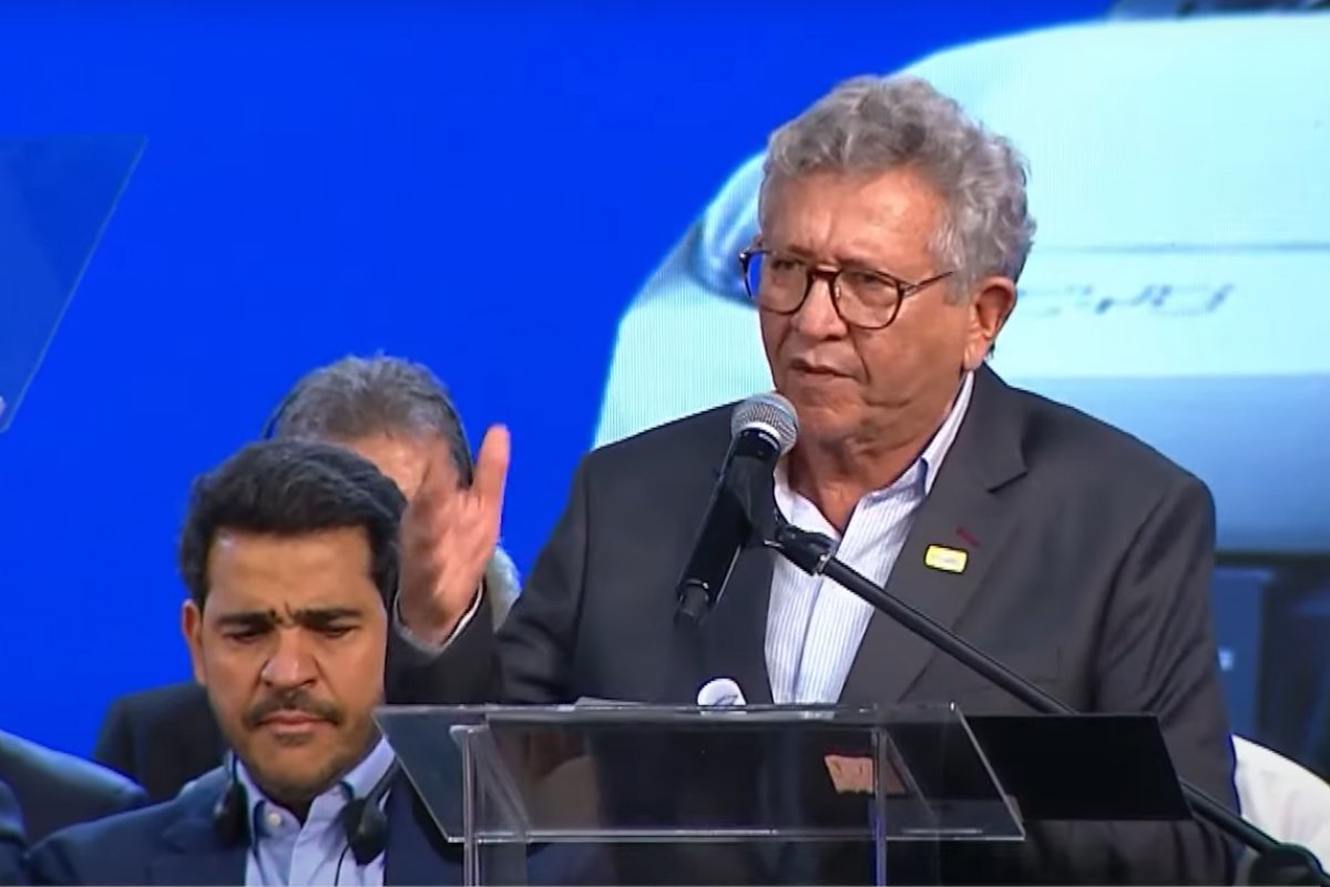"Não moveu uma palha", diz Caetano sobre atuação do ex-presidente Bolsonaro sobre o fechamento da Ford 