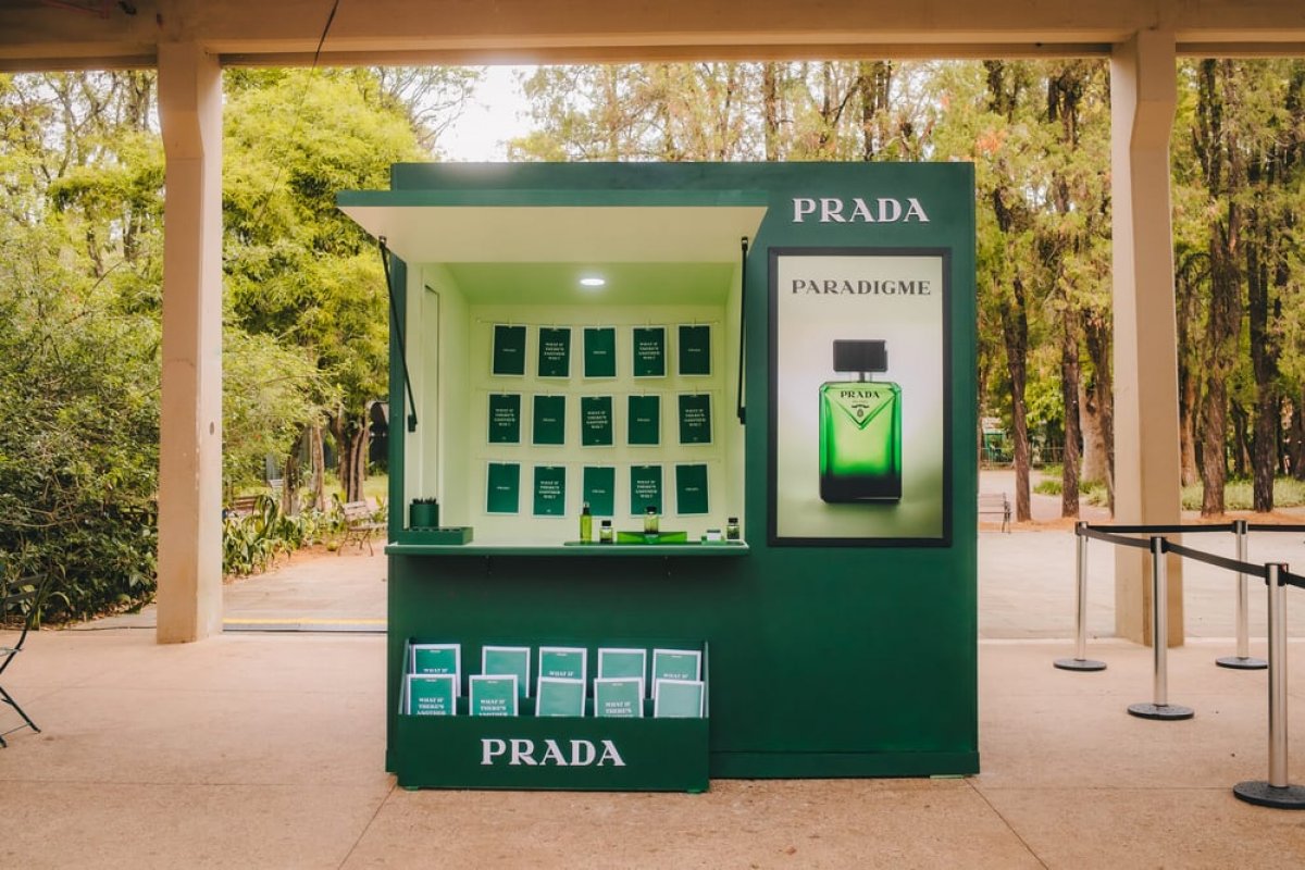 Pela primeira vez no Brasil, a Prada Beauty apresenta o Prada Kiosk, uma experiência imersiva!