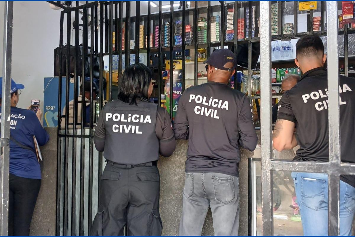 Estabelecimentos comerciais em Salvador descartam bebidas irregulares em operação da PC