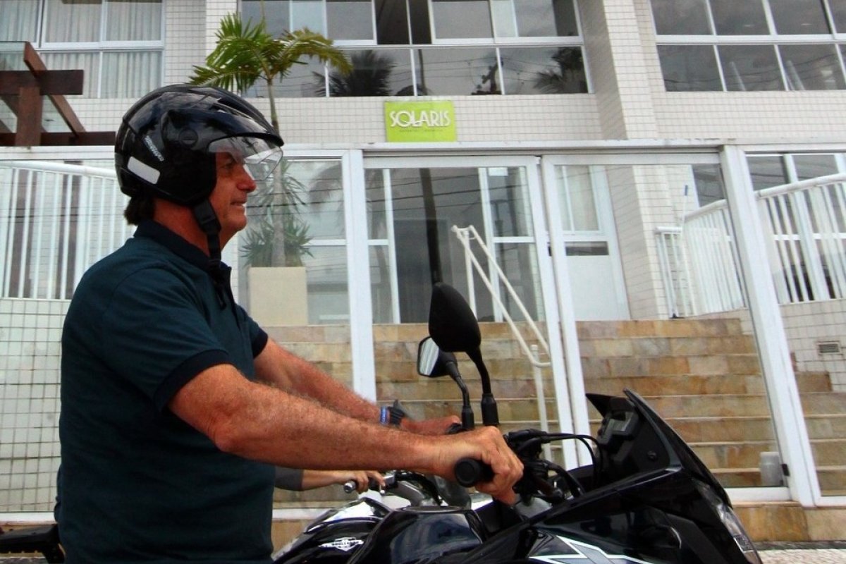 Bolsonaro passeia de moto pelo Guarujá e comete infração de trânsito