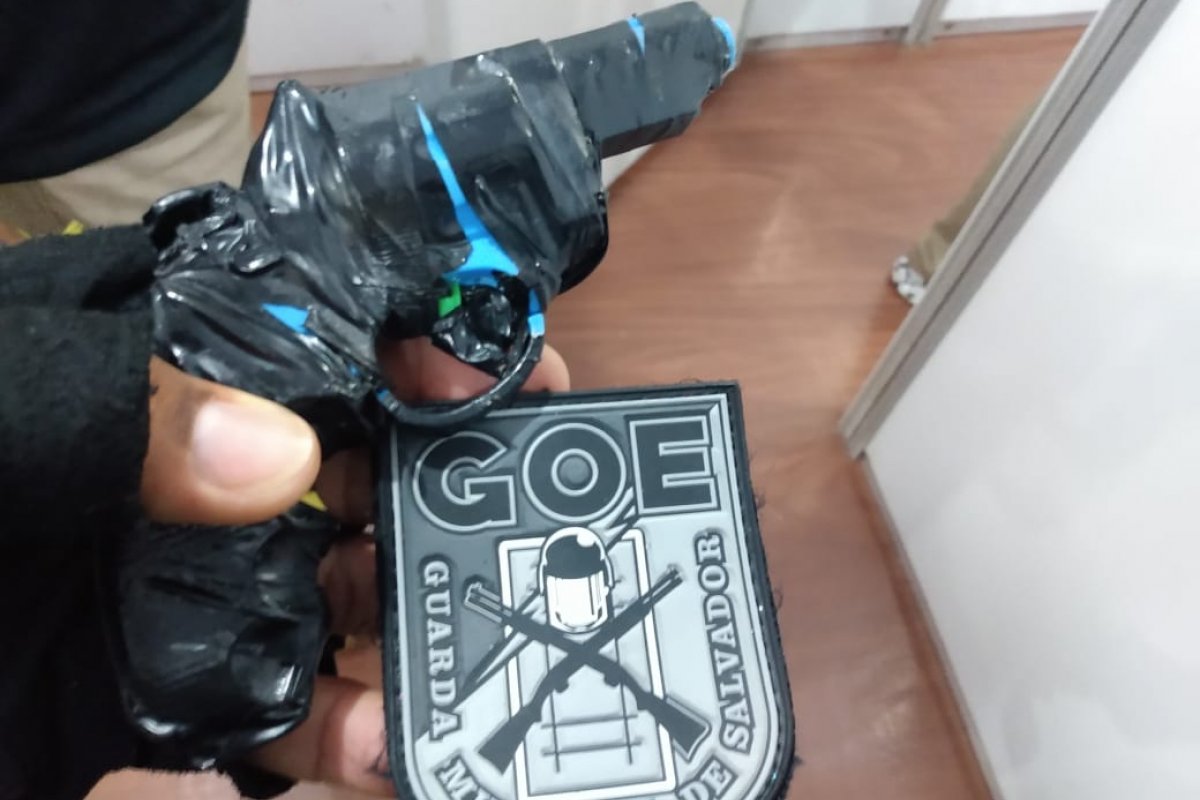 Arma falsa é apreendida em circuito do Carnaval de Salvador