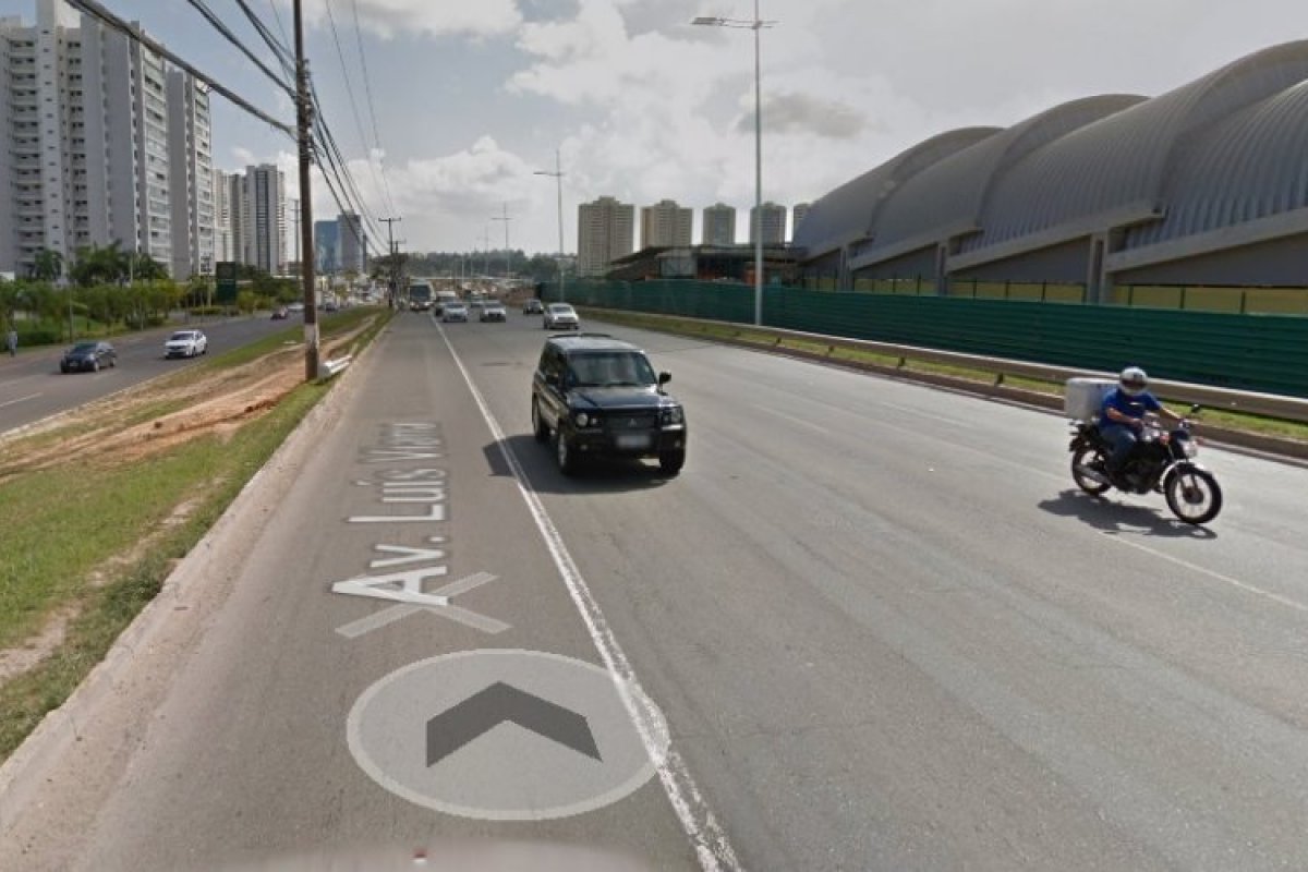 Motorista perde controle do veículo e derruba poste na Paralela, em Salvador
