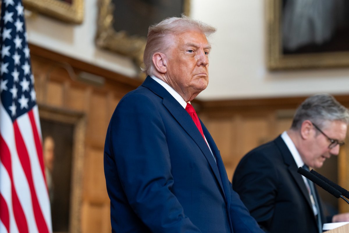 Trump anuncia novas tarifas de 100% contra a China