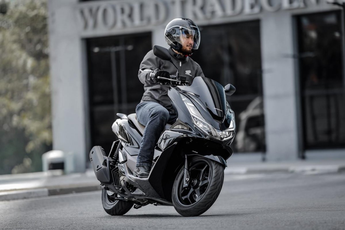 Farol da Bahia testa Honda PCX 2026: novas cores e mesmo motor 160cc