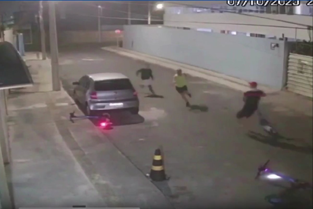 Vídeo: trio utiliza patinetes elétricos para assaltar pessoas em bairro de Salvador