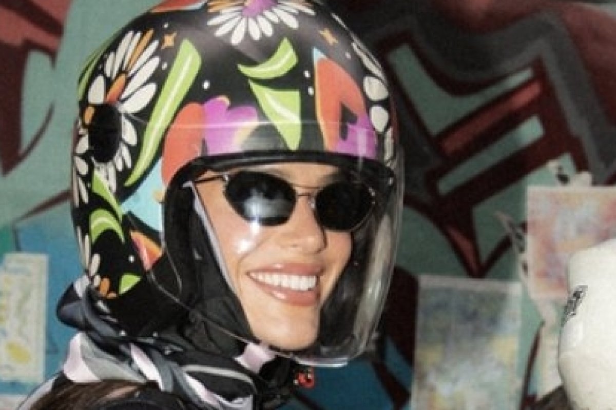 Bruna Marquezine chega em festa da havaianas de mototáxi! 