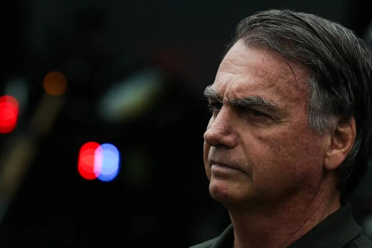Defesa admite que Bolsonaro pode ser preso em regime fechado em novembro