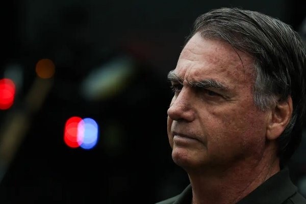 [Defesa admite que Bolsonaro pode ser preso em regime fechado em novembro]