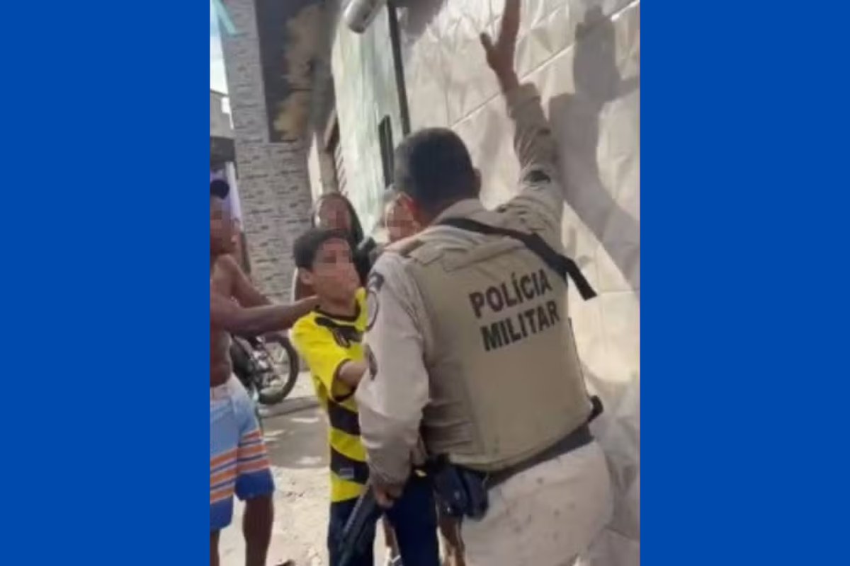 Vídeo: PM estapeia rosto de mulher em celebração ao Dia das Crianças em Salvador; menino tentou proteger mãe