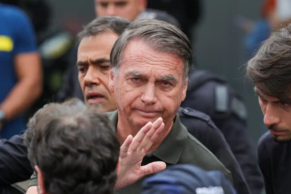 Moraes mantém prisão domiciliar e restrições impostas a Jair Bolsonaro