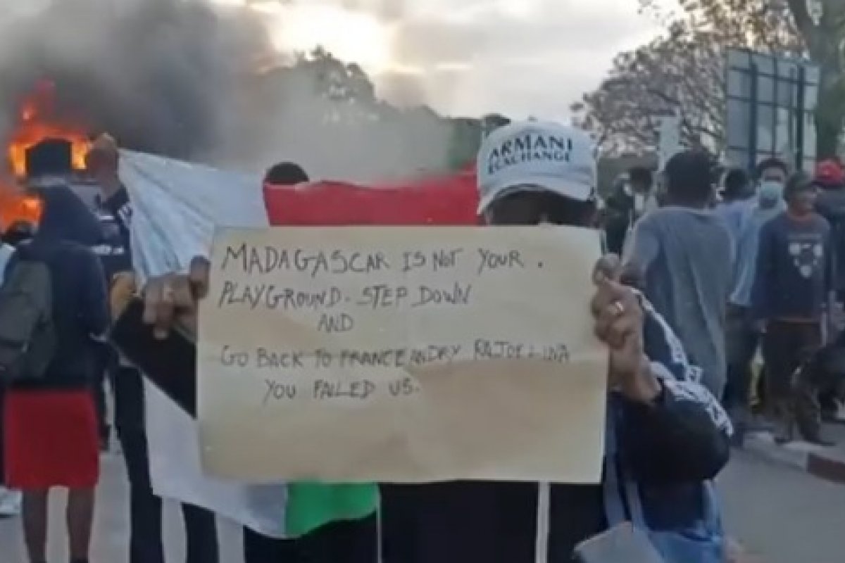 Presidente de Madagascar foge do país após militares se aliarem a protestos da Geração Z