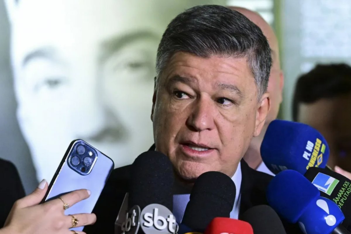 Ex-presidente do INSS é ouvido pela CPMI e obtém habeas corpus para permanecer em silêncio