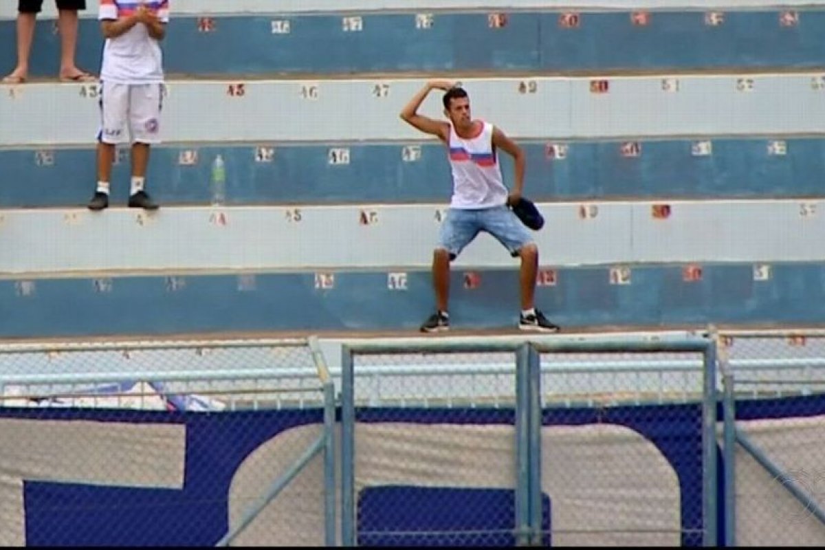 Torcedor da Penapolense imita macaco para zagueiro rival em jogo da série A2 do Paulista