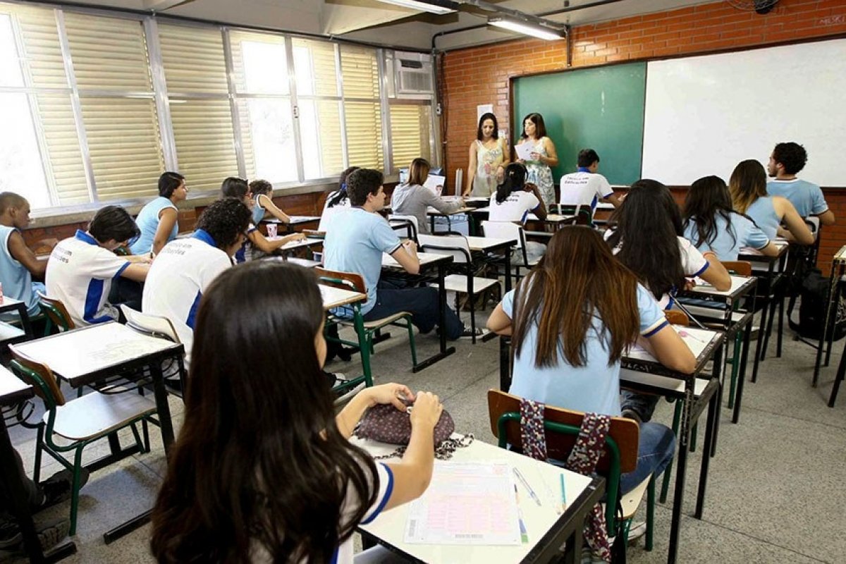 Alunos perdem mais de 1 semestre letivo no ensino médio em estados que não cumprem lei