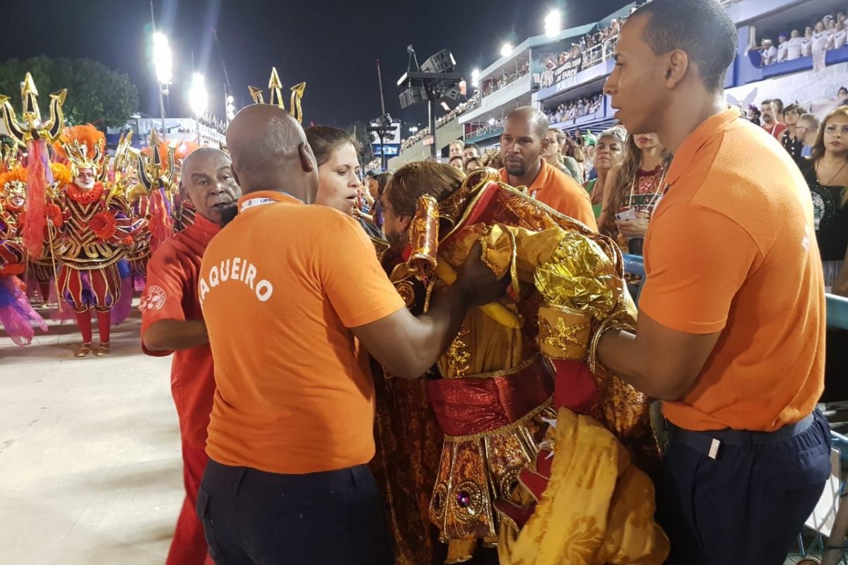 Mulher é expulsa de ala da Salgueiro durante desfile na Sapucaí
