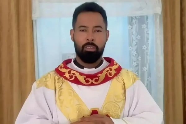 [Vídeo: padre é flagrado com noiva de fiel dentro da casa paroquial]