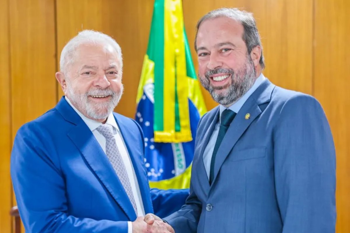 Após apagão que afetou 25 estados no Brasil, Lula se encontra com ministro de Minas e Energia