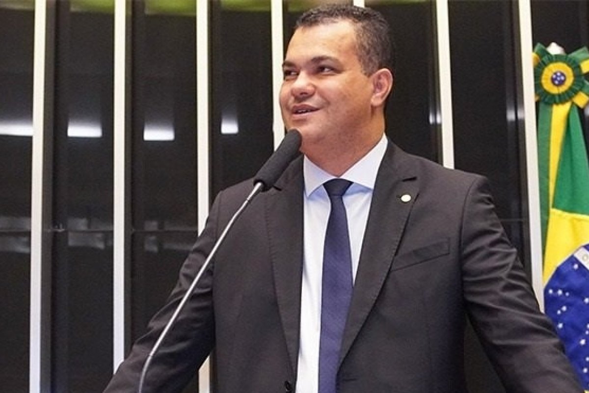 Overclean: Deputado do União é abordado pela PF no aeroporto e tem celular apreendido, diz colunista