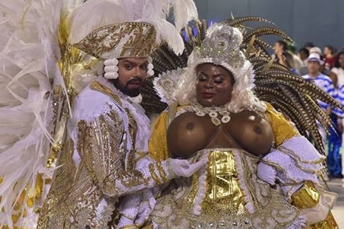 Uau: Jojo Todynho desfila com seios totalmente à mostra na Beija-flor