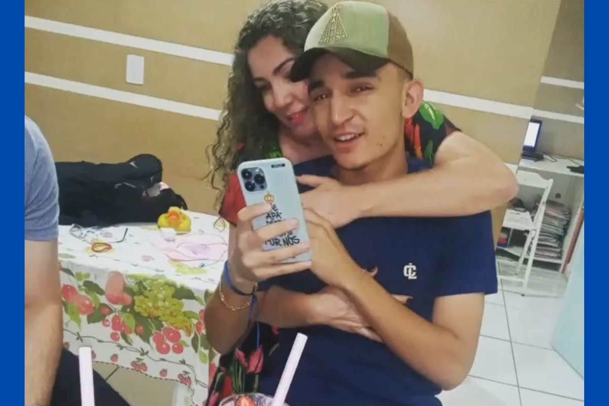 'Me sinto muito honrada e feliz por ver um ex-aluno reconhecendo meu trabalho', diz professora homenageada por João Gomes durante show em Pernambuco
