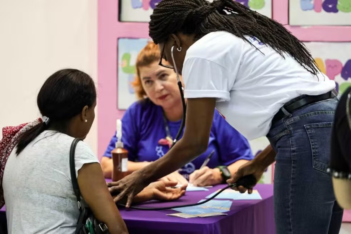 Outubro rosa: serviços voltados a saúde e conscientização são oferecidos para mulheres em shopping de Salvador
