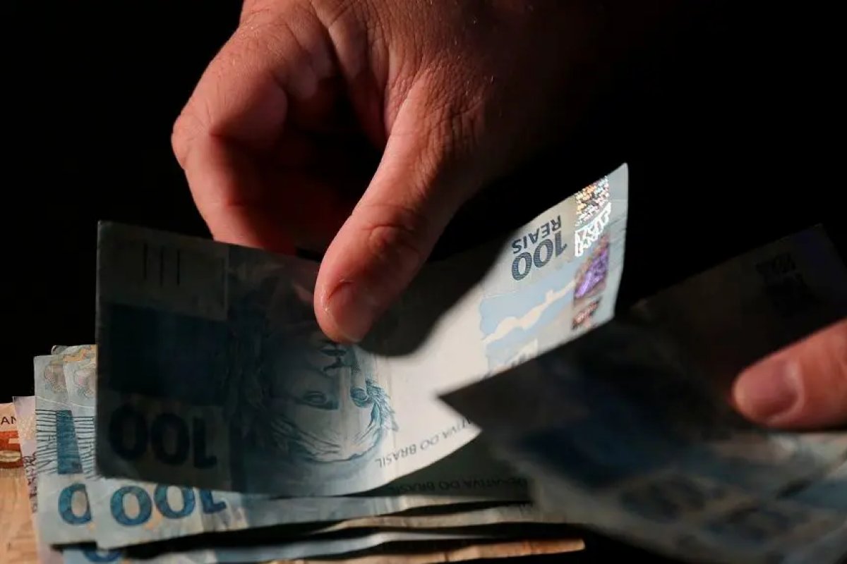 FMI projeta leve melhora da dívida do Brasil em relação a abril e mantém previsão de déficit em 2025