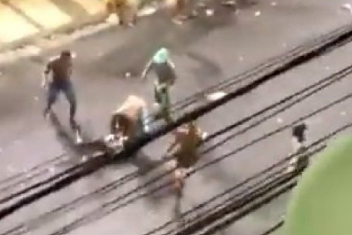 Homem é roubado após ser agredido por um grupo em circuito do Carnaval, em Salvador